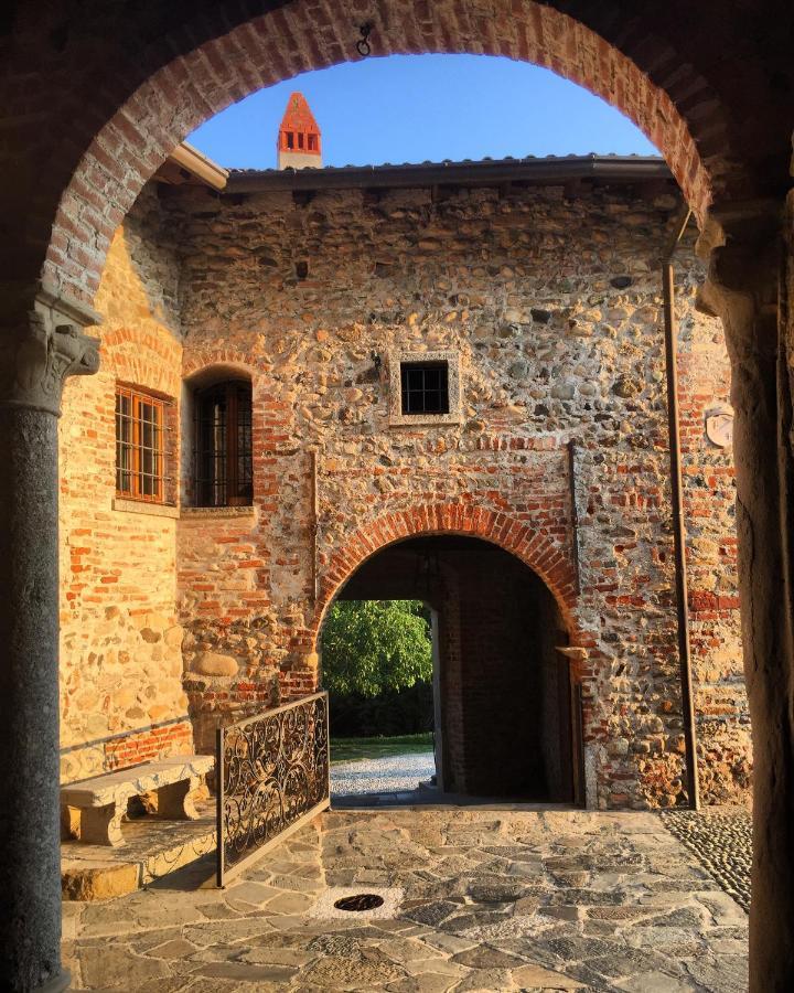مبيت وإفطار Castello Di Cernusco Lombardone المظهر الخارجي الصورة