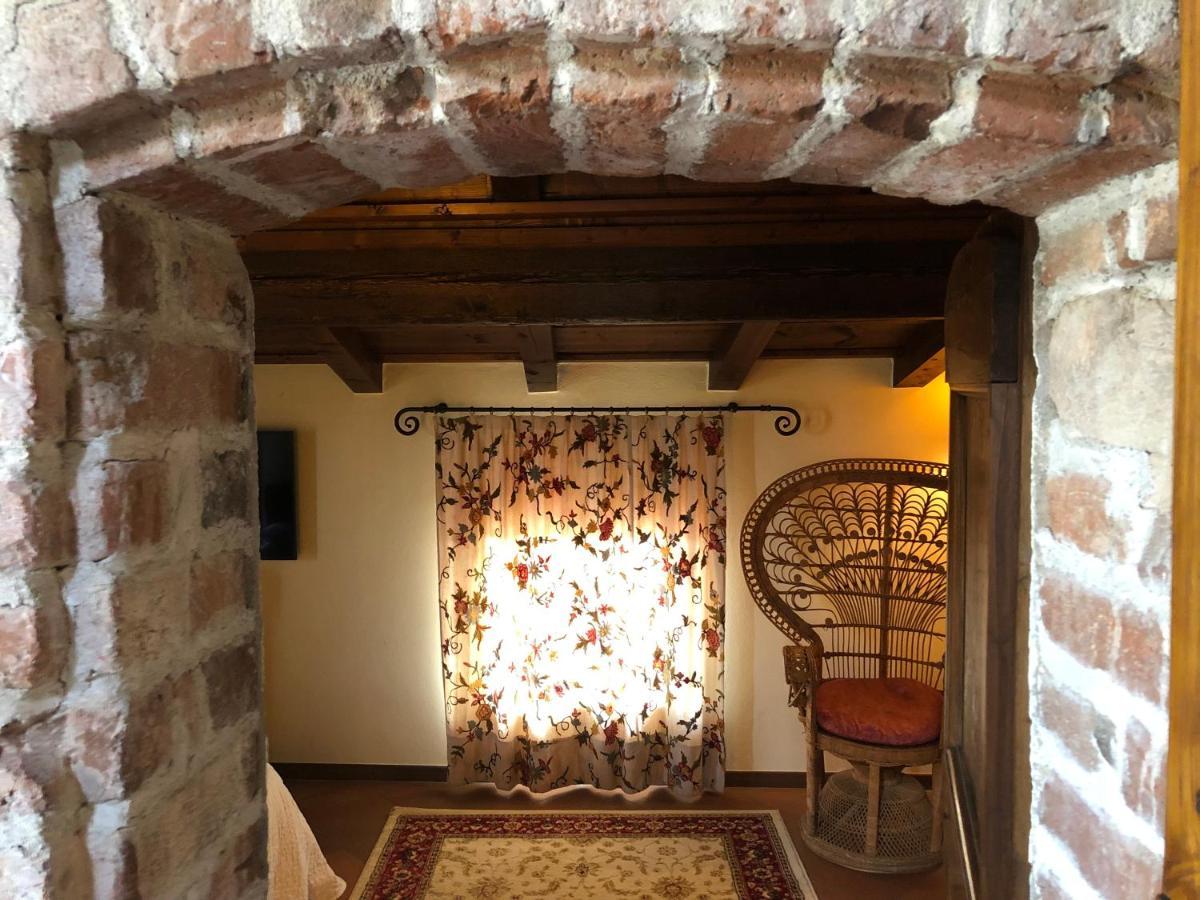 مبيت وإفطار Castello Di Cernusco Lombardone المظهر الخارجي الصورة