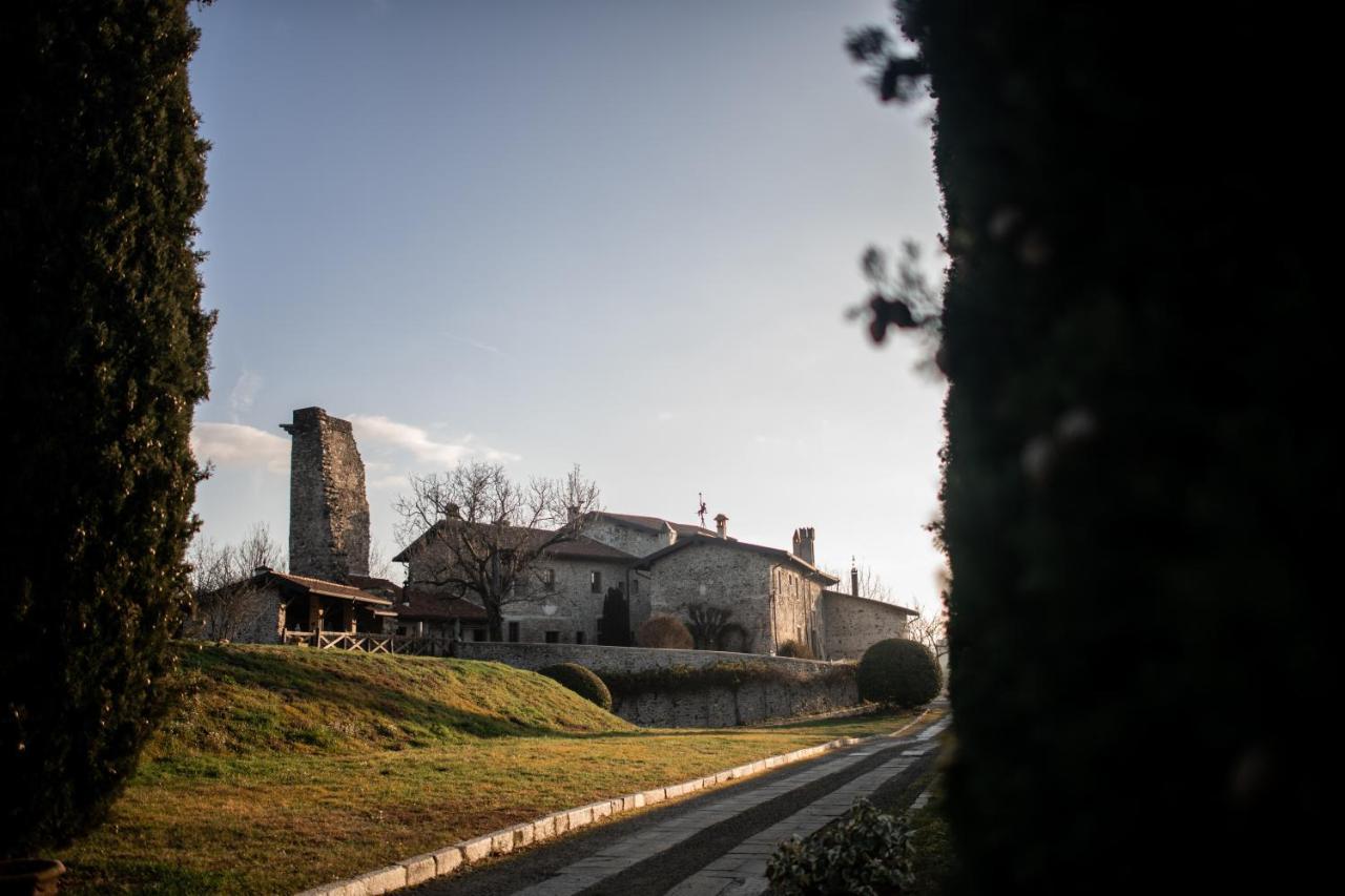 مبيت وإفطار Castello Di Cernusco Lombardone المظهر الخارجي الصورة