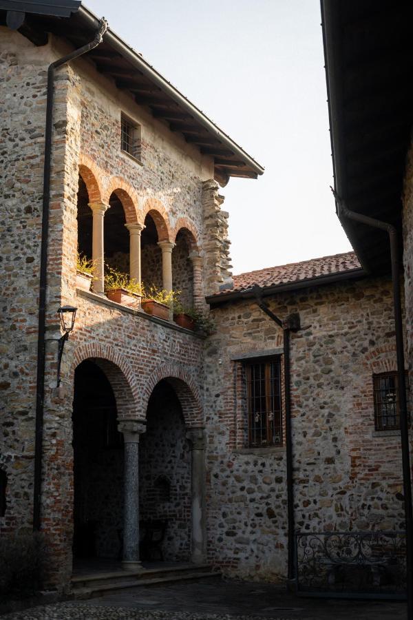 مبيت وإفطار Castello Di Cernusco Lombardone المظهر الخارجي الصورة