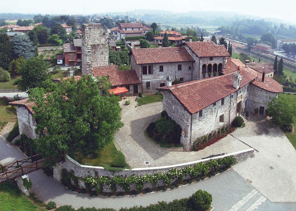 مبيت وإفطار Castello Di Cernusco Lombardone المظهر الخارجي الصورة