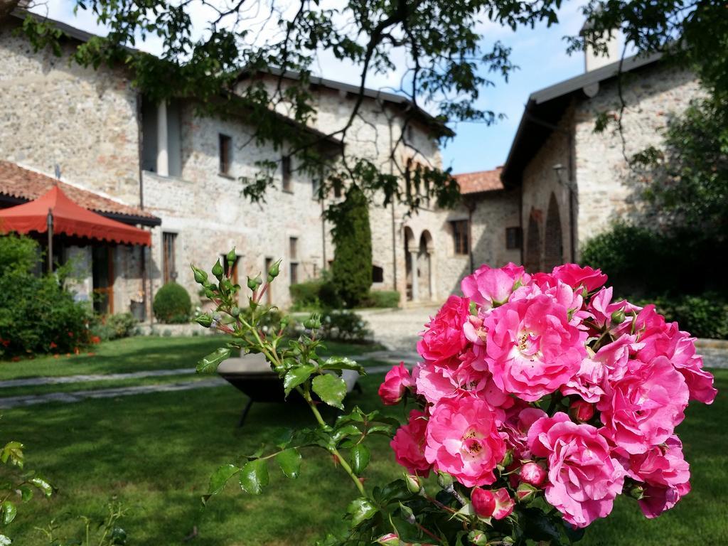 مبيت وإفطار Castello Di Cernusco Lombardone المظهر الخارجي الصورة