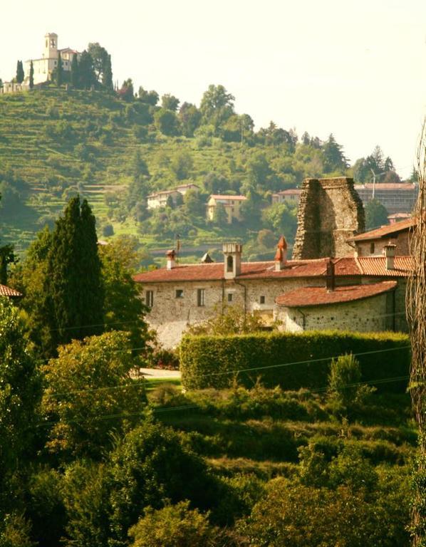 مبيت وإفطار Castello Di Cernusco Lombardone المظهر الخارجي الصورة