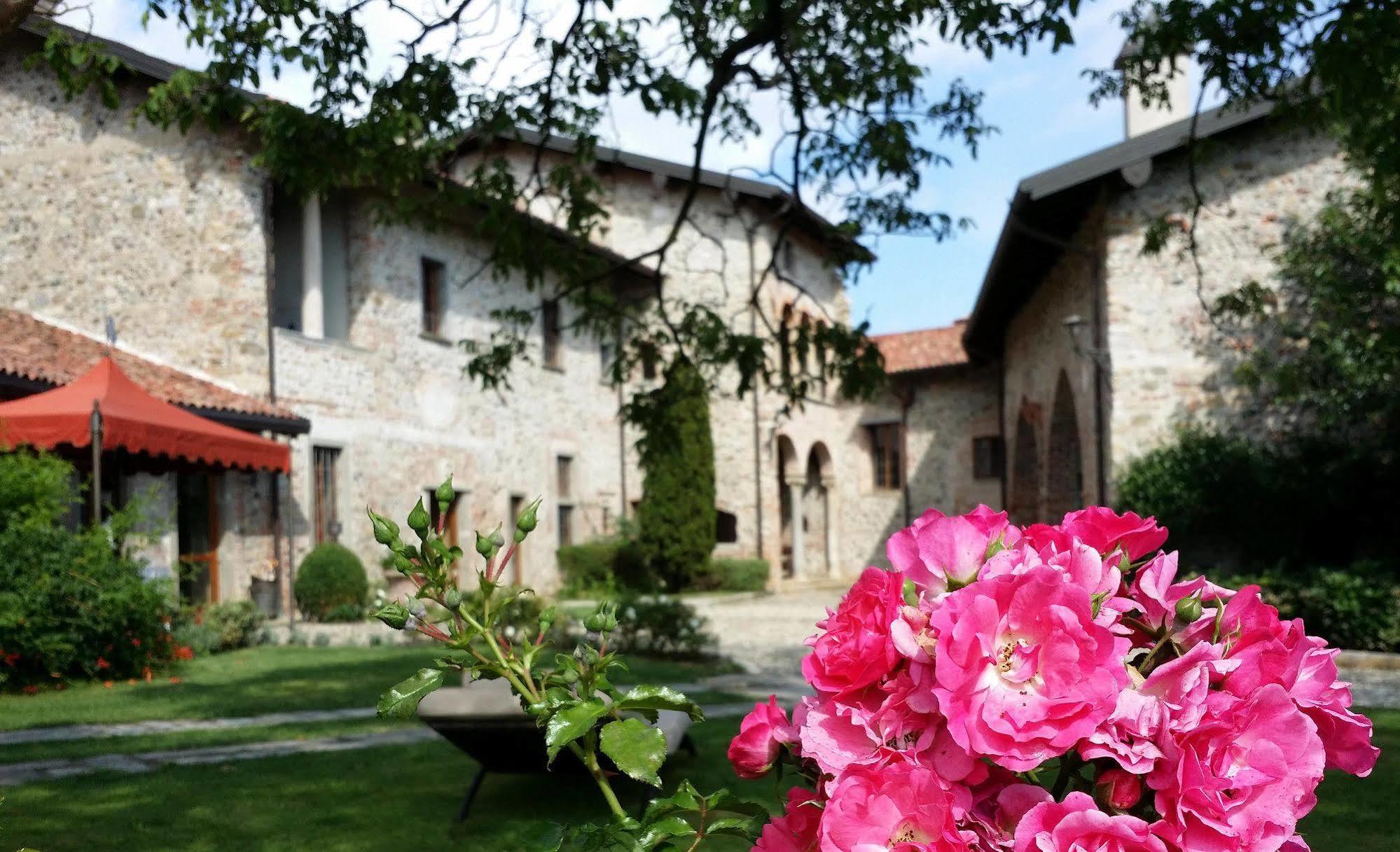 مبيت وإفطار Castello Di Cernusco Lombardone المظهر الخارجي الصورة