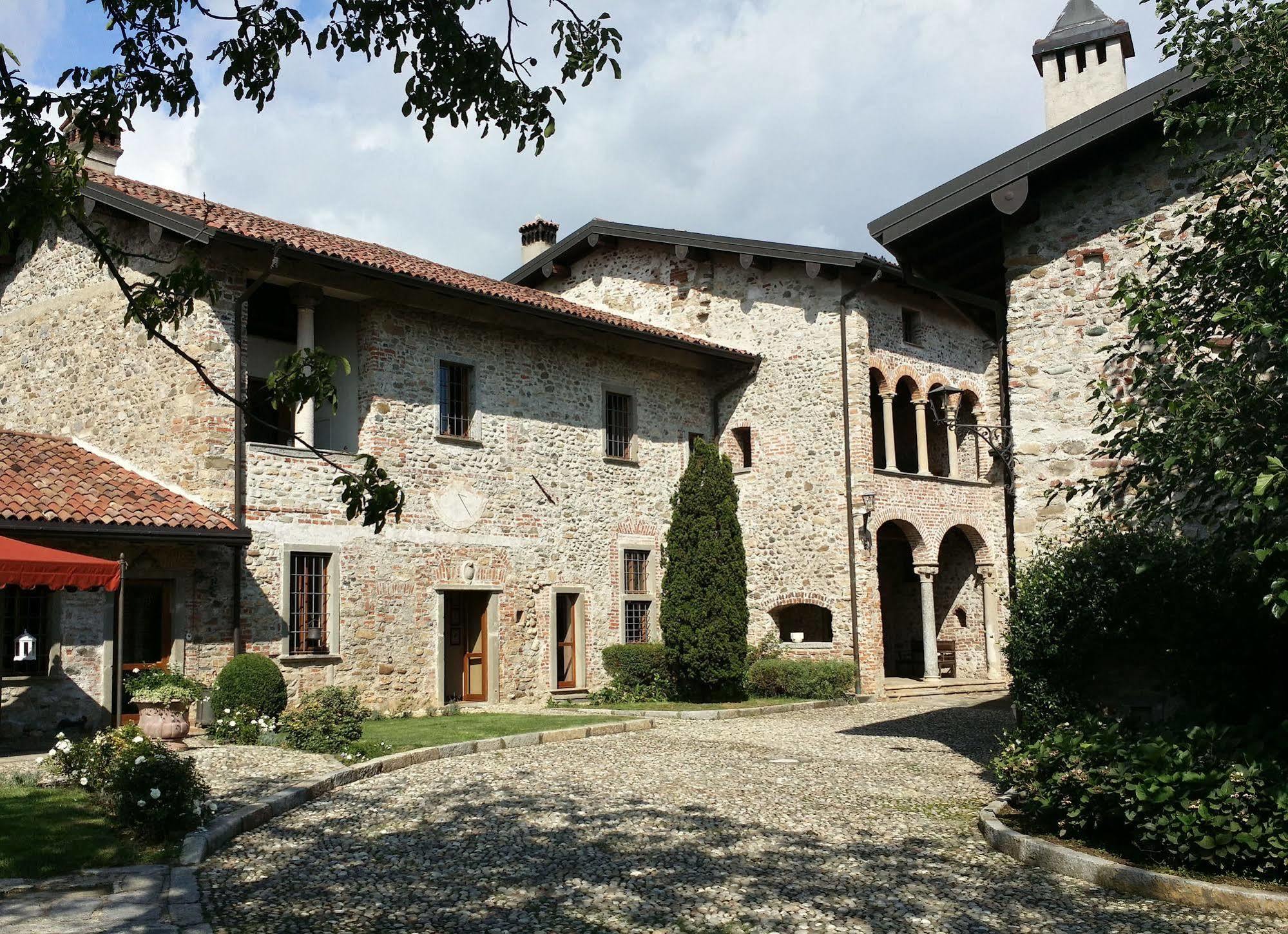 مبيت وإفطار Castello Di Cernusco Lombardone المظهر الخارجي الصورة